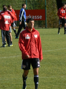 Michael Ballack ging als erster wieder zurück zum Bus. Auf dem Weg dorthin machte er für das ein oder andere Foto bzw. Autogramm halt.
